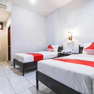 2* Отель Oyo 2411 Taman Mekar 2